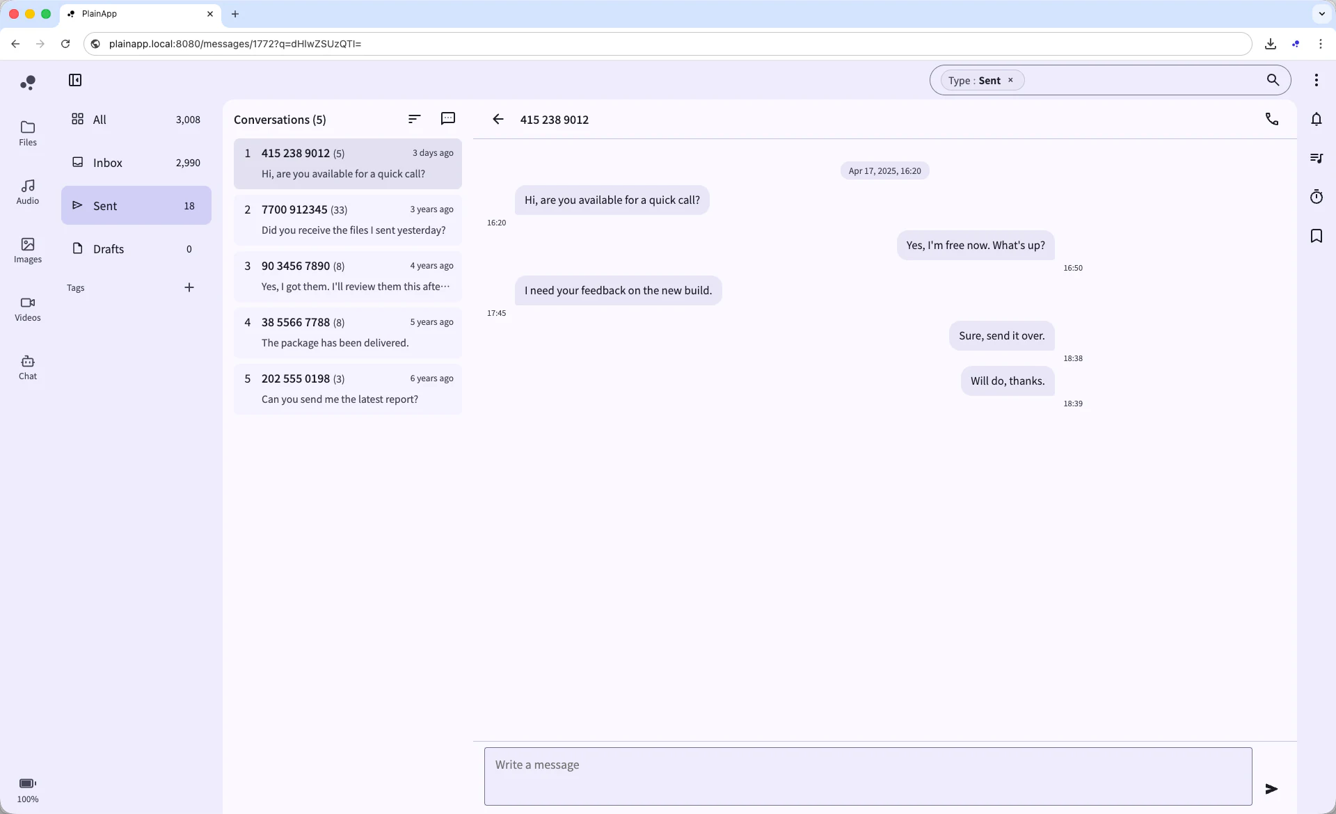 PlainApp Web Dashboard 簡訊面板，顯示收件匣、已傳送分類、對話列表與瀏覽器端訊息輸入框
