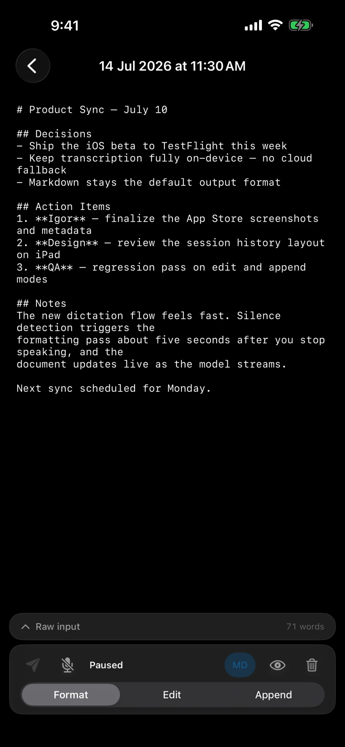 Speech-to-Markdown iOS App 在 iPhone 上的編輯器畫面，顯示語音聽寫即時結構化的 Markdown 文件與懸浮控制列