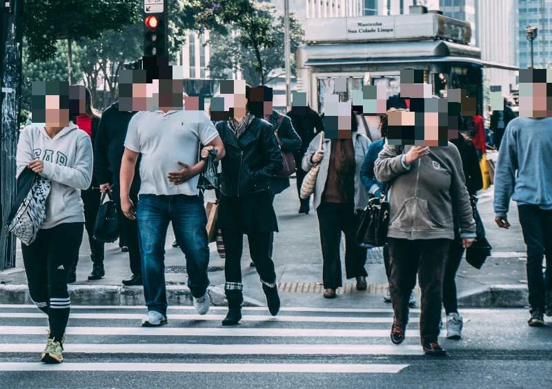 deface:開源命令列人臉匿名化工具,本機自動把影片照片的人臉打碼 3 deface 馬賽克模式輸出結果:街景照片中的人臉被馬賽克方格覆蓋完成匿名化