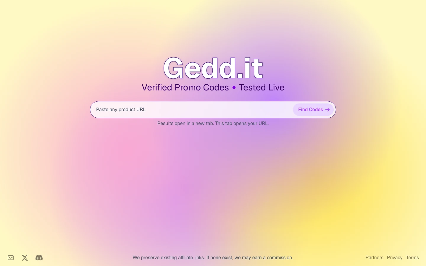 Gedd.it 貼網址實測優惠碼,沒碼會直接說沒碼 2 Gedd.it 首頁介面官方截圖,中央為貼上商品網址的輸入框與 Find Codes 按鈕,輸入框下方標示結果開新分頁與聯盟佣金聲明