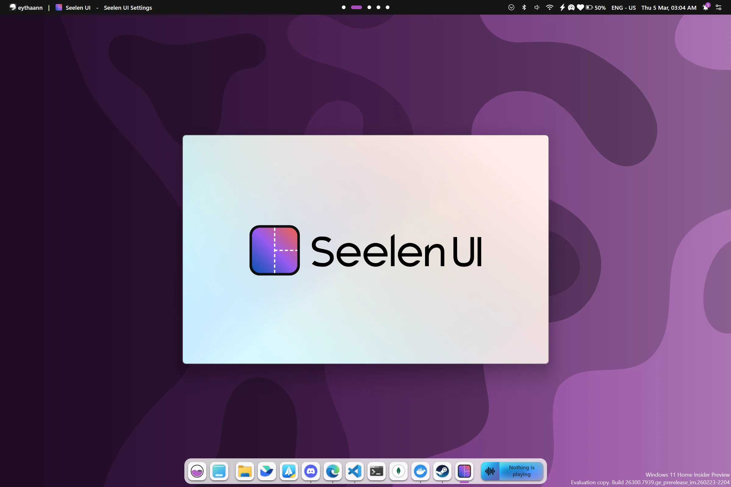 Seelen UI:開源重畫 Windows 桌面,先看清它會動系統哪裡 2 Seelen UI 官方預覽圖,Windows 11 桌面上同時出現自訂 Dock、平鋪排列的多個視窗與動態桌布