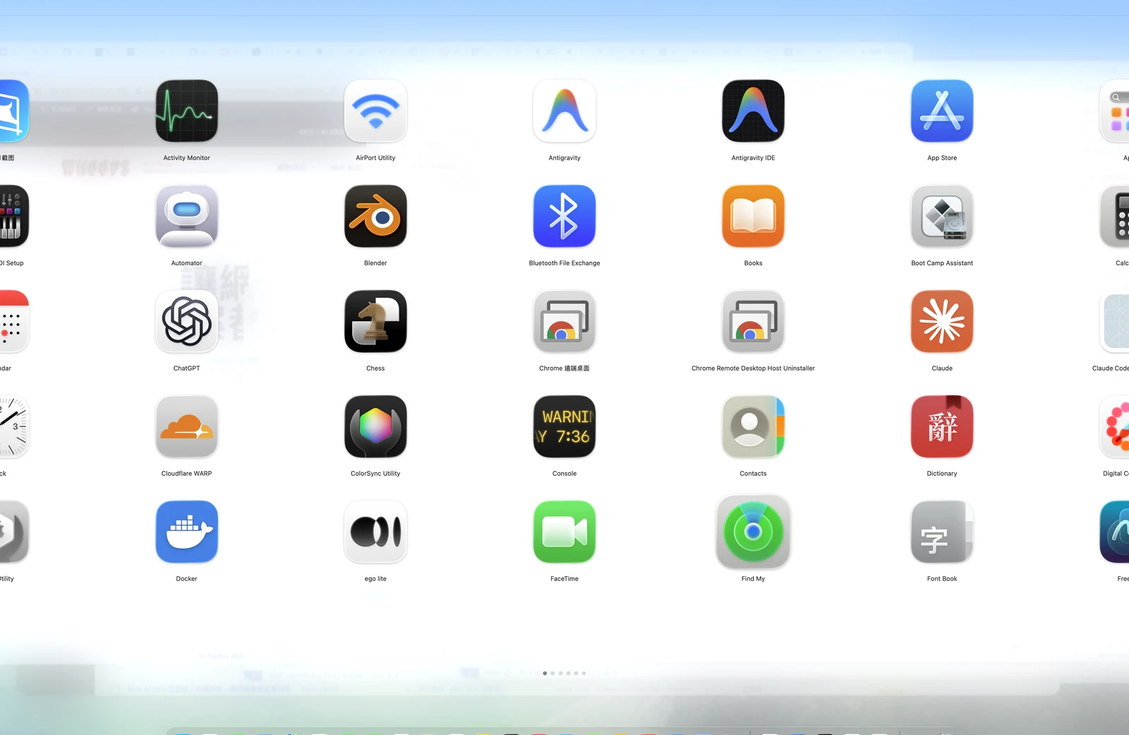 LaunchNow:把 Launchpad 裝回 macOS Tahoe 的開源啟動器 3 LaunchNow 全螢幕 Classic 模式實測畫面,app 圖示網格填滿整個螢幕,背景被毛玻璃效果模糊,底部有分頁圓點