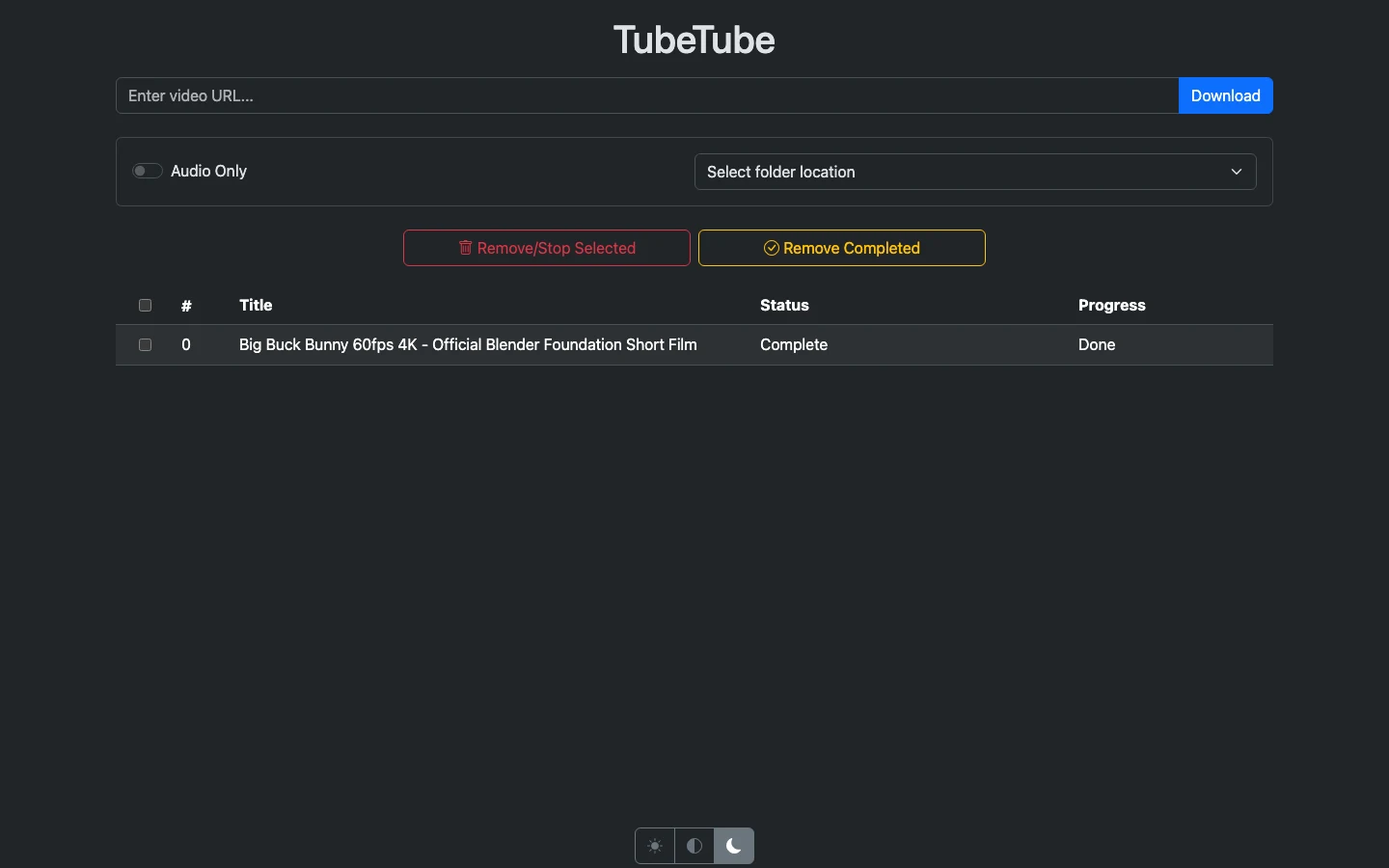 TubeTube 自架 YouTube 下載器:手機貼網址,檔案直落資料夾 2 TubeTube 桌面版深色介面,下載佇列表格顯示一支已完成影片