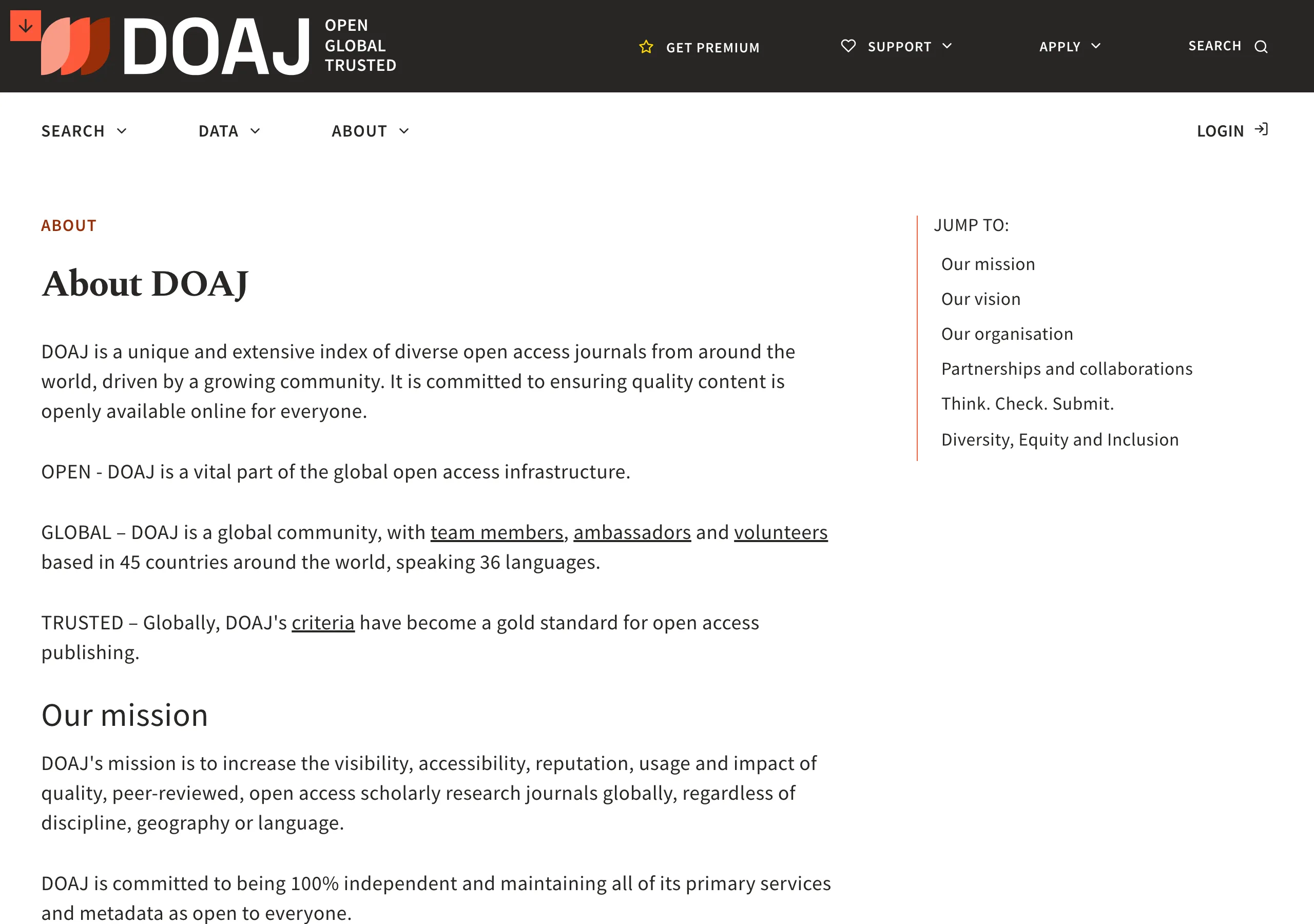 DOAJ 官方網站的 About 頁面，標示 OPEN、GLOBAL、TRUSTED 三個定位，說明使命為提升開放取用期刊的可見度，並承諾百分之百獨立