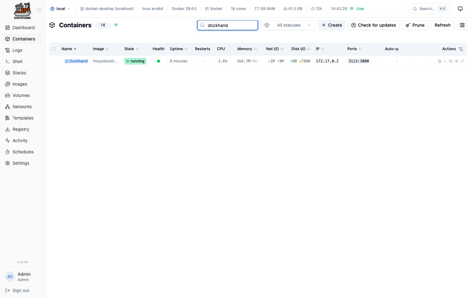 Dockhand Docker 管理面板實測,裝完先替它上鎖再開工 3 Dockhand 容器列表頁,搜尋框輸入 dockhand 過濾後只剩一列執行中的容器,欄位包含映像檔、狀態、CPU、記憶體、網路與磁碟 I/O
