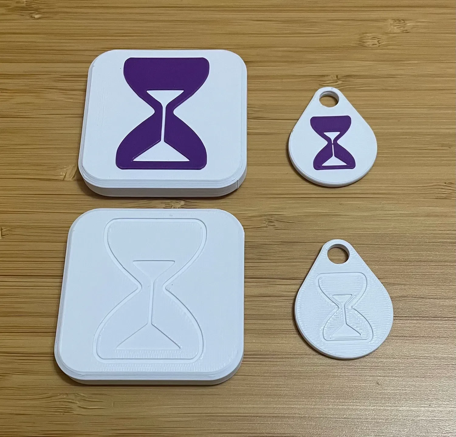 Foqos 免費開源 iPhone 封鎖器,一張 NFC 貼紙鎖住分心 App 4 Foqos 官方提供的 3D 列印 NFC 小磚與鑰匙圈外殼成品照