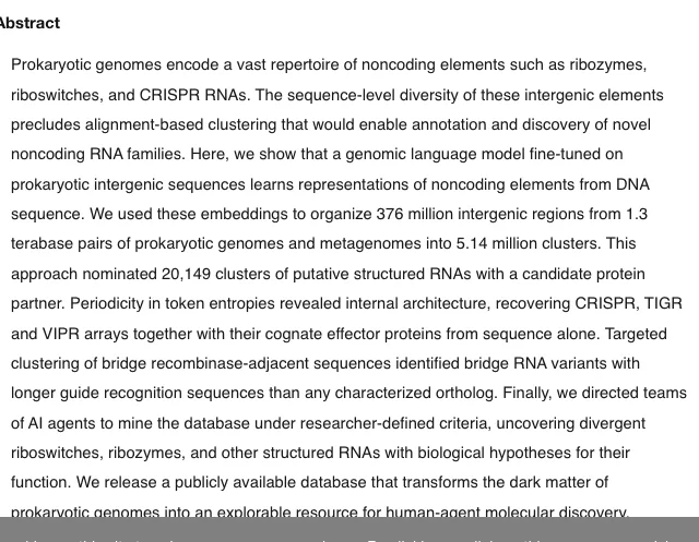 COMPASS 微生物 RNA 地圖上線,AI 代理可直接搜 514 萬群集 4 bioRxiv 預印本頁 2026 年 10 月截圖:論文標題為 Systematic mapping of the prokaryotic noncoding sequence space with a genomic language model,摘要載明 3.76 億段基因間區域整理成 514 萬個群集、提名 20,149 個帶候選蛋白夥伴的結構 RNA 群集