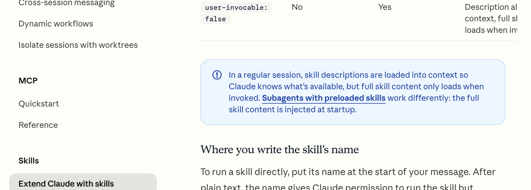 Claude Code 官方文件截圖，頁面 Extend Claude with skills，藍色提示框寫明一般對話中只有 Skill 描述會先載入 context，完整內容在被呼叫時才載入