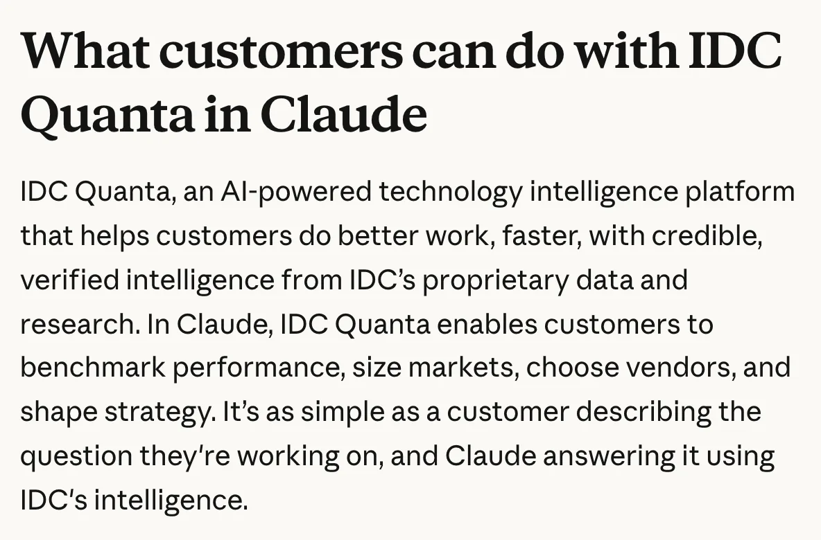 IDC Quanta 接上 Claude:把市場研究變成 AI 回答的來源層 2 Claude 官方公告截圖,段落標題為 What customers can do with IDC Quanta in Claude,內容說明 IDC Quanta 讓客戶在 Claude 內進行效能基準比較、市場規模評估、供應商選擇與策略制定
