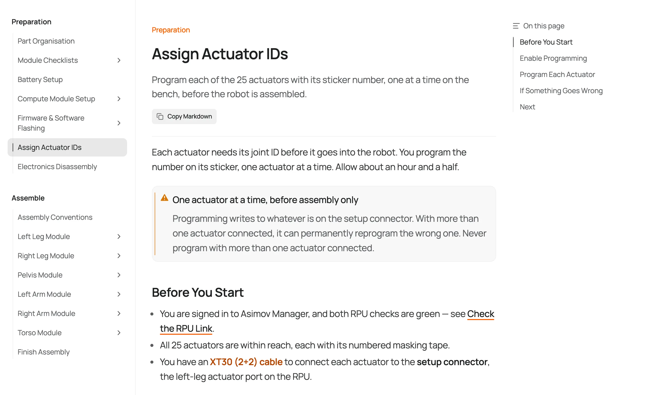 Asimov 1 組裝準備清單:看清自組人形機器人的官方門檻 2 Menlo 官方文件的 Assign Actuator IDs 頁面,橙色警示寫明一次只能連接一顆致動器,裝配前要在工作台上逐一設定 25 顆致動器的貼紙編號