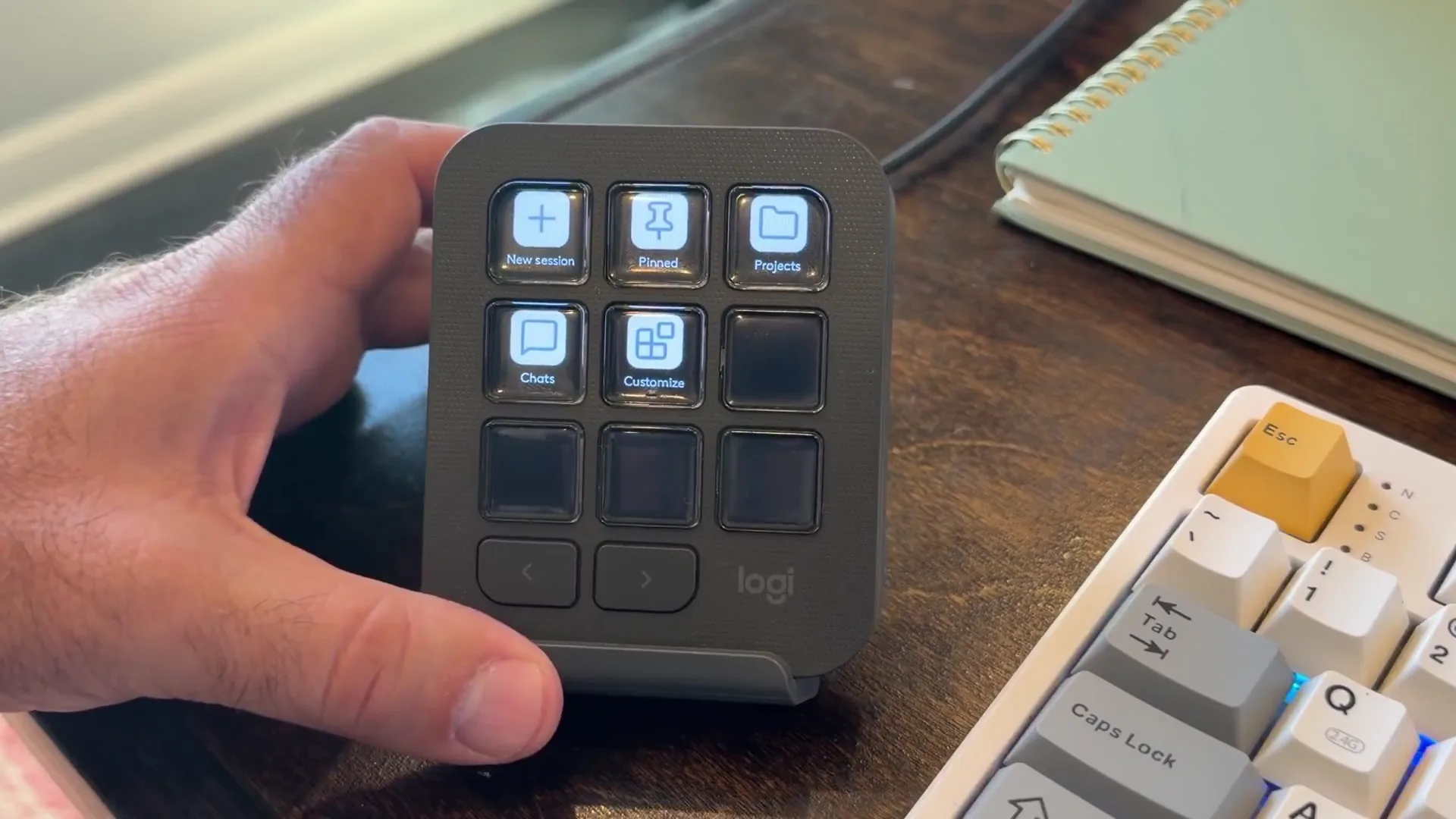 羅技 MX Keypad 整合 GitHub Copilot,AI 代理工作一鍵啟動 3 GitHub 官方示範影片畫面,MX Keypad 按鍵顯示 New session、Pinned、Projects、Chats、Customize 等 Copilot app 入口