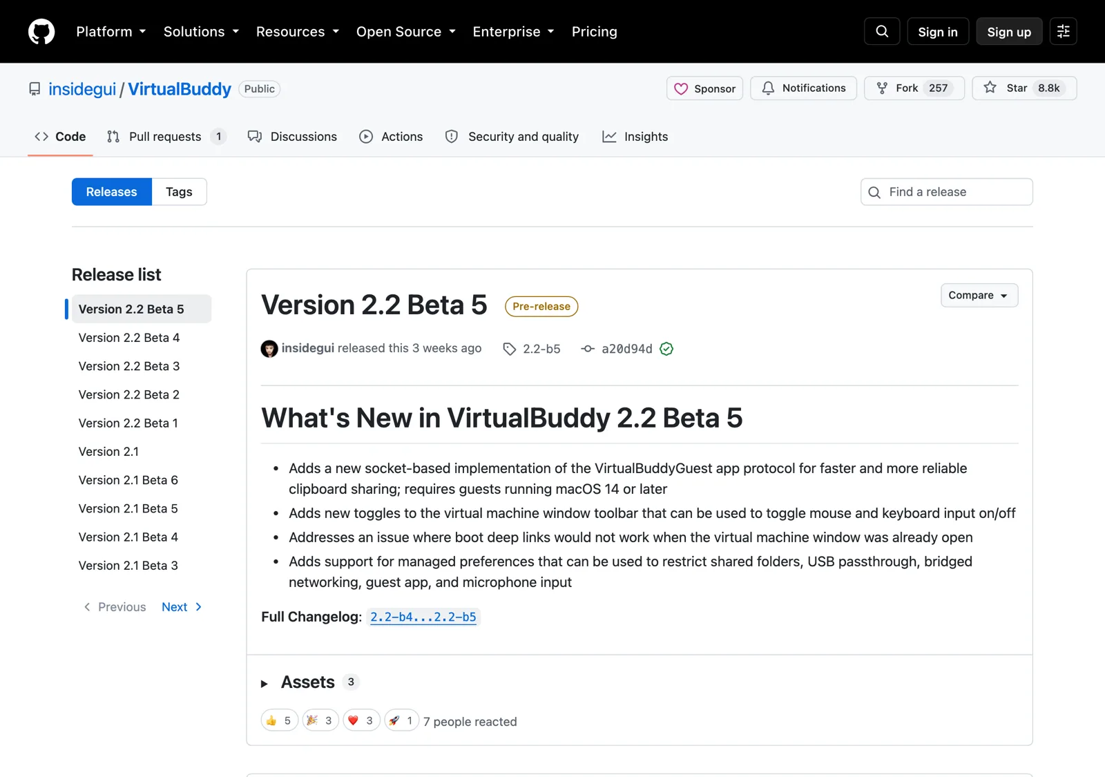 VirtualBuddy 的 GitHub releases 頁面，最新列表顯示 2.2 beta 系列從 b1 到 b5 的預發布版本，其後為 2.1 穩定版